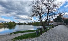 PANGEA - Telč - Štěpnický rybník, vpravo Dolní(malá) brána k náměstí Zachariáše z Hradce