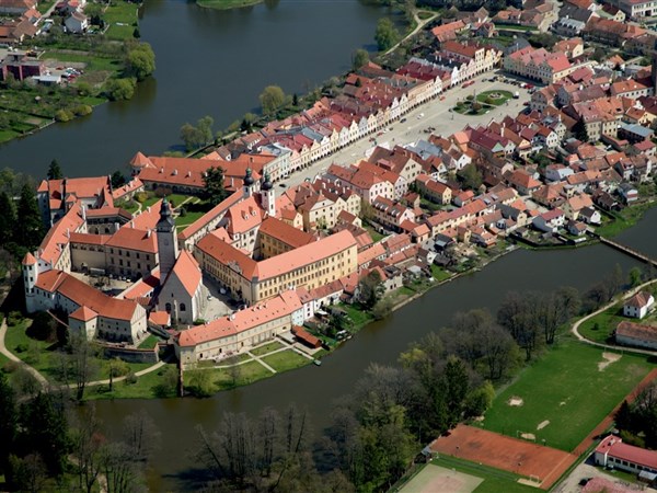 historické centrum města se zámkem a náměstím Zachariáše z Hradce - Zdroj: České dědictví UNESCO