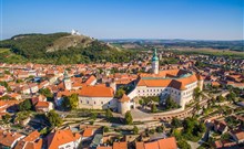 KOVÁRNA - Březí u Mikulova - pohled na Mikulov, zámek Mikulov a v pozadí Svatý kopeček, zdroj Agentura m-ARK Olomouc